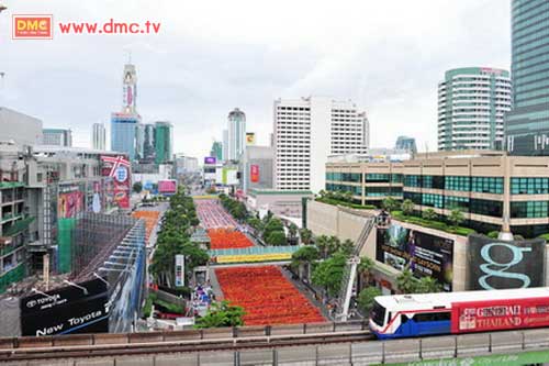ภาพความงดงามของพิธีตักบาตรครั้งประวัติศาสตร์ใจกลางกรุง