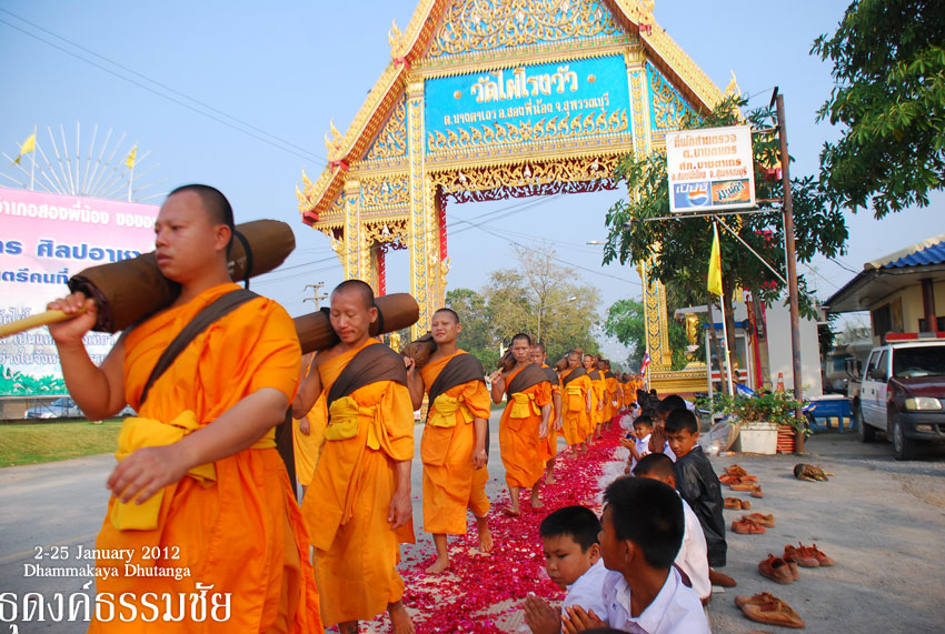 เด็ดๆออกมาต้อนรับคณะพระธุดงค์