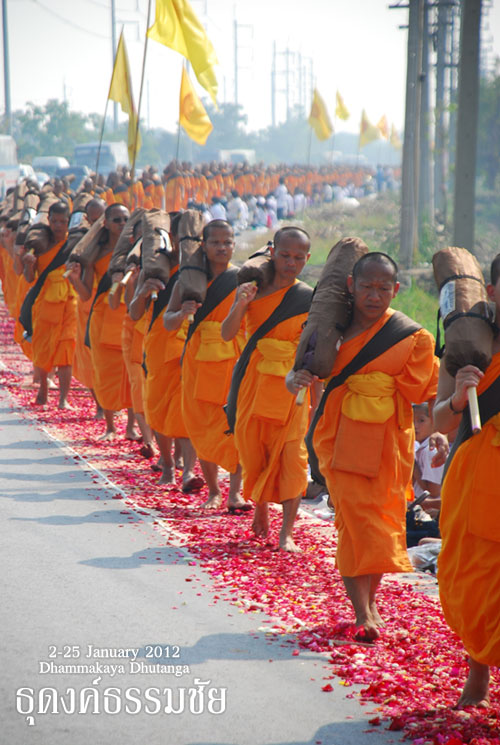กุหลาบเยอะมากๆรองรับเท้าพระธุดงค์  สวย