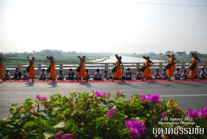 วิวสวยมากเมื่อมีพระธุดงค์จาริก