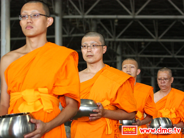 Giving food offering to International Dhammadyada monks