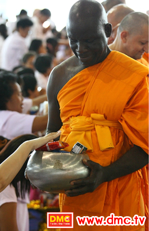 Giving food offering to International Dhammadyada monks