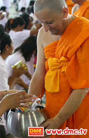 Giving food offering to International Dhammadyada monks