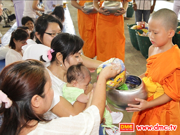 Giving food offering to International Dhammadyada monks