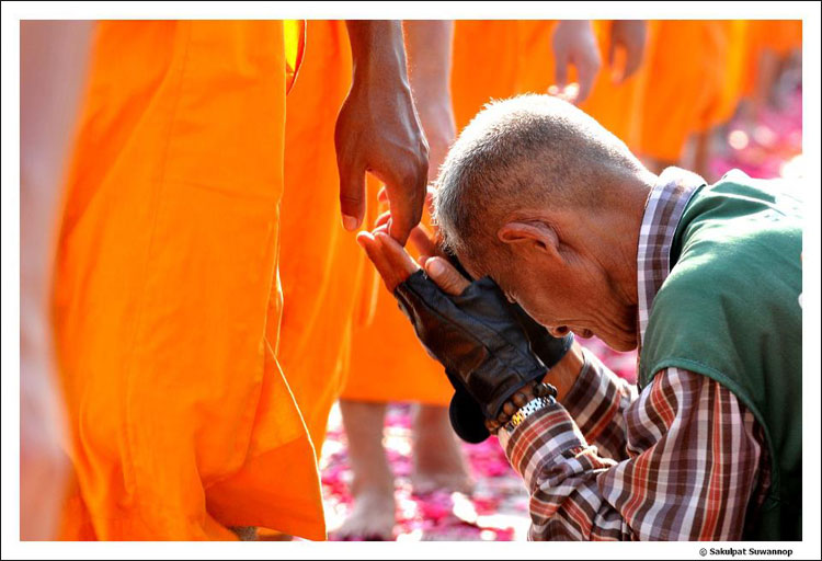 สาธุชนพาชาวบ้านออกมาต้อนรับพระธุดงค์ธรรมชัย 