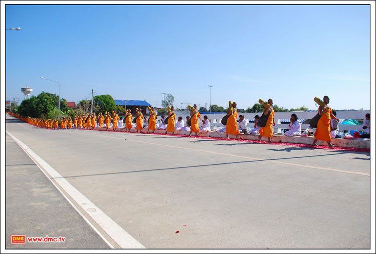ริ้วแถวขบวนธุดงค์ธรรมชัย