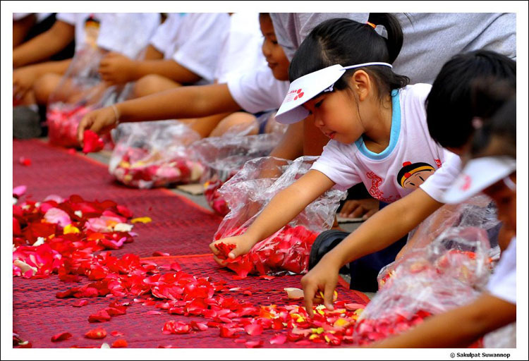 สาธุชนพาชาวบ้านออกมาต้อนรับพระธุดงค์ธรรมชัย 