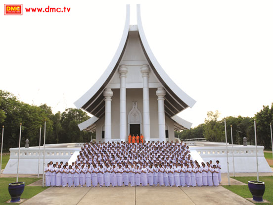 ภาพหมู่ธรรมทายาทหญิง รุ่นที่ 30 รุ่น สำเร็จธรรม