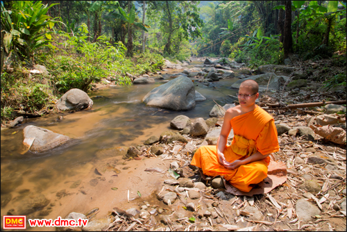 พระมหาอโนชา อาทิตฺตชโย ในท่า Peace Position พระมหาอโนชา อาทิตฺตชโย ในท่า Peace Position