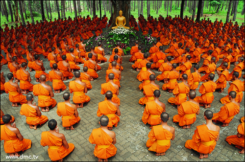 พรรษาแห่งการบรรลุธรรม พระเห็นพระ เณรเห็นพระ โยมเห็นพระ เราเกิดมาเพื่อทำพระนิพพานให้แจ้ง และสร้างบารมี 560728-1.jpg