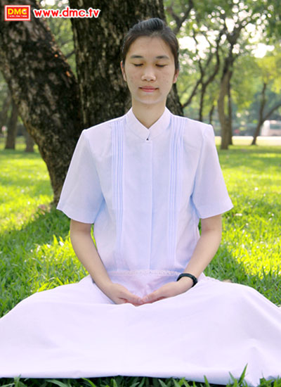 ธรรมทายาทหญิง อุไรวรรณ อินมะโน (แจมมี่) ในท่า Peace Position ธรรมทายาทหญิง อุไรวรรณ อินมะโน (แจมมี่) ในท่า Peace Position