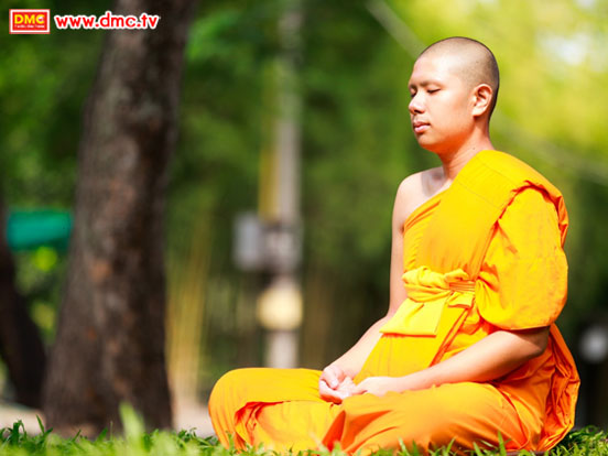 พระธรรมทายาทวงศ์อนันต์ เขมวํโส ในท่า Peace Position พระธรรมทายาทวงศ์อนันต์ เขมวํโส ในท่า Peace Position