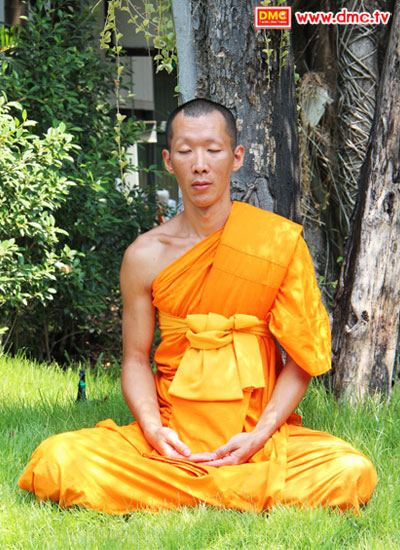 พระธรรมทายาท ปรีชา โกวิโท ในท่า Peace Position พระธรรมทายาท ปรีชา โกวิโท ในท่า Peace Position