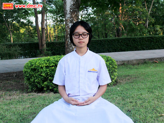 น้องลูกแก้ว ในท่า Peace Position