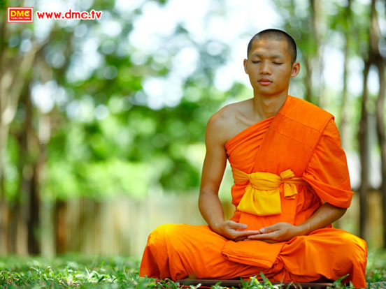 พระธรรมทายาท อาคม ฐิตาคโม ในท่า Peace Position พระธรรมทายาท อาคม ฐิตาคโม ในท่า Peace Position