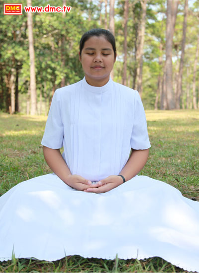 ธรรมทายาทหญิง บุหลัน ปุยวงศ์ ในท่า Peace Position ธรรมทายาทหญิง บุหลัน ปุยวงศ์ ในท่า Peace Position