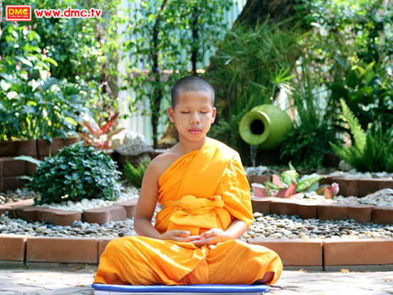 สามเณรวีรพงษ์ บัวศรี ในท่า Peace Position สามเณรวีรพงษ์ บัวศรี ในท่า Peace Position