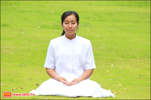 ธทญ. มณีรัตน์  เมืองแก้ว   ในท่า Peace Position