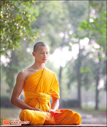 สามเณรพิทักษ์ จิตรจักร ในท่า Peace Position สามเณรพิทักษ์ จิตรจักร ในท่า Peace Position