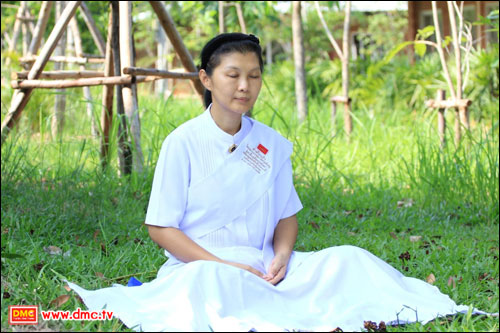 อุบาสิกาแก้วครู สิริพรรณ ชูพินิจ ในท่า Peace Position อุบาสิกาแก้วครู สิริพรรณ ชูพินิจ ในท่า Peace Position