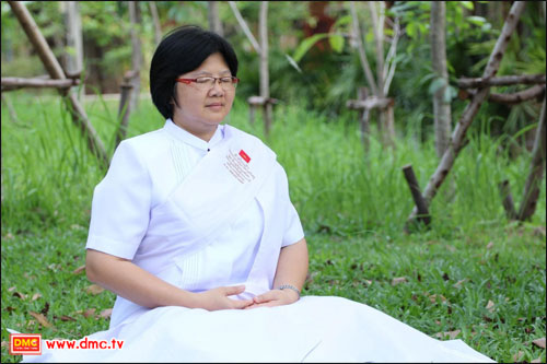 อุบาสิกาแก้วครู สุทธิวรรณ  อินน้อย   ในท่า Peace Position 