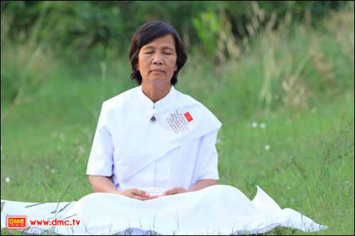 อุบาสิกาแก้วครู วัฒนา  แก้วทะ  ในท่า Peace Position