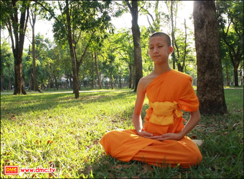 สามเณร ตะวัน พุทธรักษา ในท่า Peace Position สามเณร ตะวัน พุทธรักษา ในท่า Peace Position