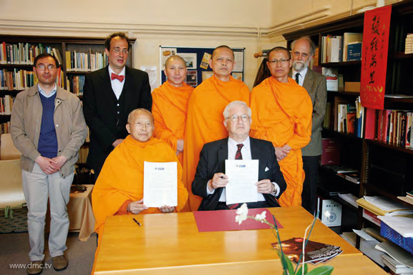 “พิธีลงนามสัญญาความร่วมมือทางวิชาการ (ล่าสุด) ของสถาบันดีรีกับศูนย์พุทธศาสตร์ศึกษา แห่งมหาวิทยาลัยอ็อกซ์ฟอร์ด ประเทศอังกฤษ โดยศาสตราจารย์ ดร. ริชาร์ด กอมบริช นักวิชาการทางพระพุทธศาสนาระดับโลก ร่วมลงนามในพิธี เมื่อวันที่ ๒๕ พฤษภาคม พ.ศ. ๒๕๕๘” “พิธีลงนามสัญญาความร่วมมือทางวิชาการ (ล่าสุด) ของสถาบันดีรีกับศูนย์พุทธศาสตร์ศึกษา แห่งมหาวิทยาลัยอ็อกซ์ฟอร์ด ประเทศอังกฤษ โดยศาสตราจารย์ ดร. ริชาร์ด กอมบริช นักวิชาการทางพระพุทธศาสนาระดับโลก ร่วมลงนามในพิธี เมื่อวันที่ ๒๕ พฤษภาคม พ.ศ. ๒๕๕๘”