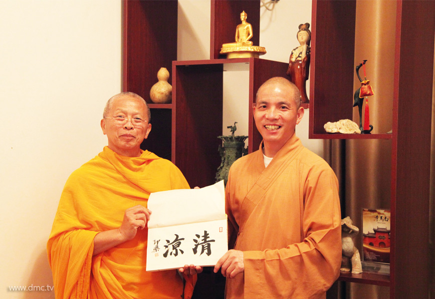 พระธรรมาจารย์อิ้นเล่อ เจ้าอาวาสวัดม้าขาว มอบสำเนาพระคัมภีร์ ๔๒ บรรพ ซึ่งเป็นคัมภีร์แปลเป็นภาษาจีนที่เก่าแก่ที่สุด พระธรรมาจารย์อิ้นเล่อ เจ้าอาวาสวัดม้าขาว มอบสำเนาพระคัมภีร์ ๔๒ บรรพ ซึ่งเป็นคัมภีร์แปลเป็นภาษาจีนที่เก่าแก่ที่สุด