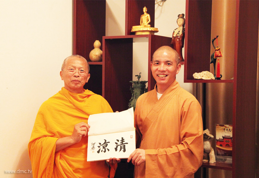 พระธรรมาจารย์อิ้นเล่อ เจ้าอาวาสวัดม้าขาว มอบสำเนาพระคัมภีร์ ๔๒ บรรพ ซึ่งเป็นคัมภีร์แปลเป็นภาษาจีนที่เก่าแก่ที่สุด