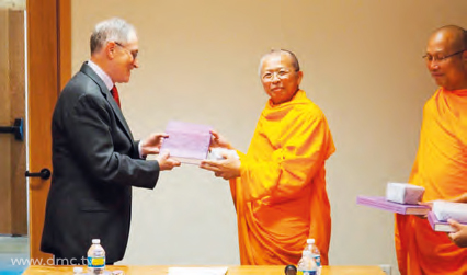 พระครูวิเทศสุธรรมญาณ วิ. มอบหนังสือ “สารัตถะศิลาจารึกในประเทศไทย” เล่มที่ ๒ และของที่ระลึก แก่ห้องสมุดมหาวิทยาลัยวอชิงตันเป็นธรรมบรรณาการ