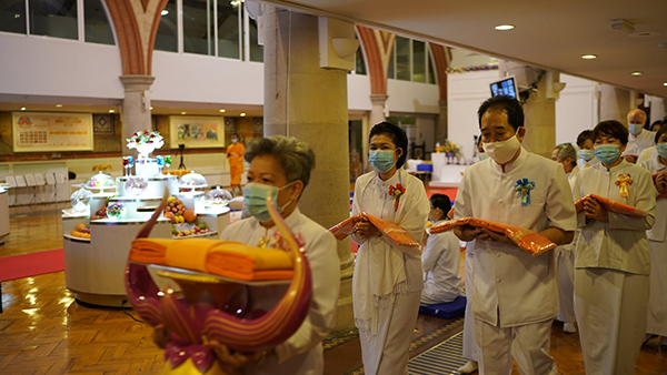 วัดพระธรรมกายลอนดอน จัดพิธีบูชาข้าวพระ และพิธีทอดผ้าป่าสมทบกฐิน ประจำปี พ.ศ.2564