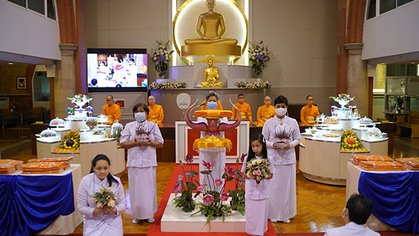 วัดพระธรรมกายลอนดอน จัดพิธีบูชาข้าวพระ และพิธีทอดผ้าป่าสมทบกฐิน ประจำปี พ.ศ.2564