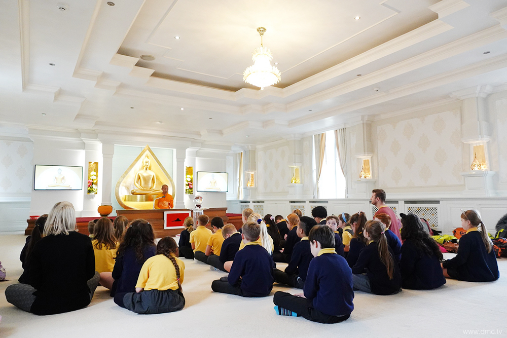 นักเรียน Bill Quay Primary School เรียนรู้พระพุทธศาสนา ณ วัดพระธรรมกาย