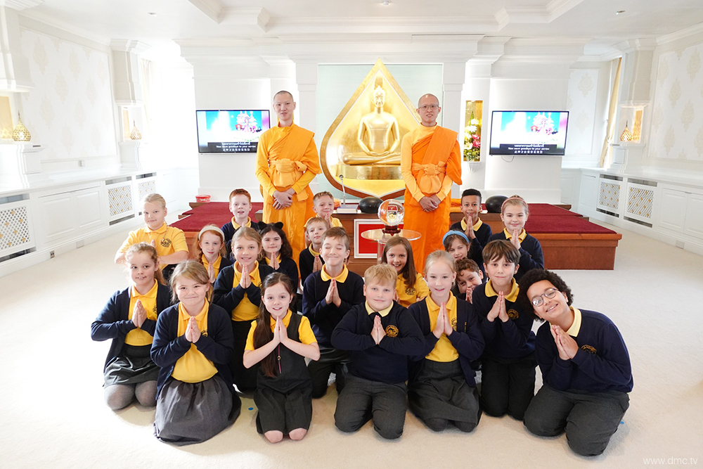 นักเรียน Bill Quay Primary School เรียนรู้พระพุทธศาสนา ณ วัดพระธรรมกาย