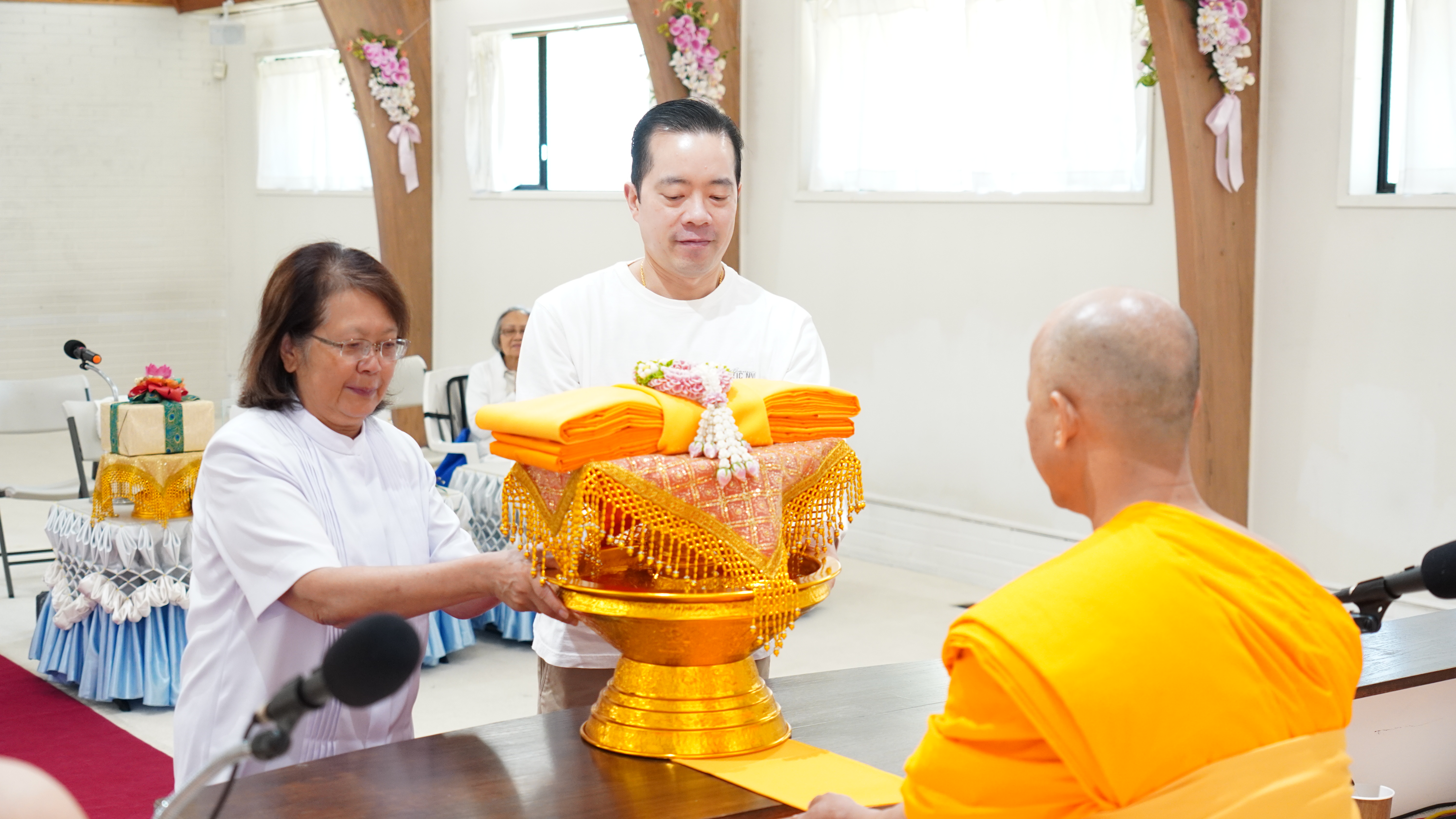วัดพระธรรมกายซีแอตเติล จัดพิธีทอดผ้าป่าบำรุงวัด