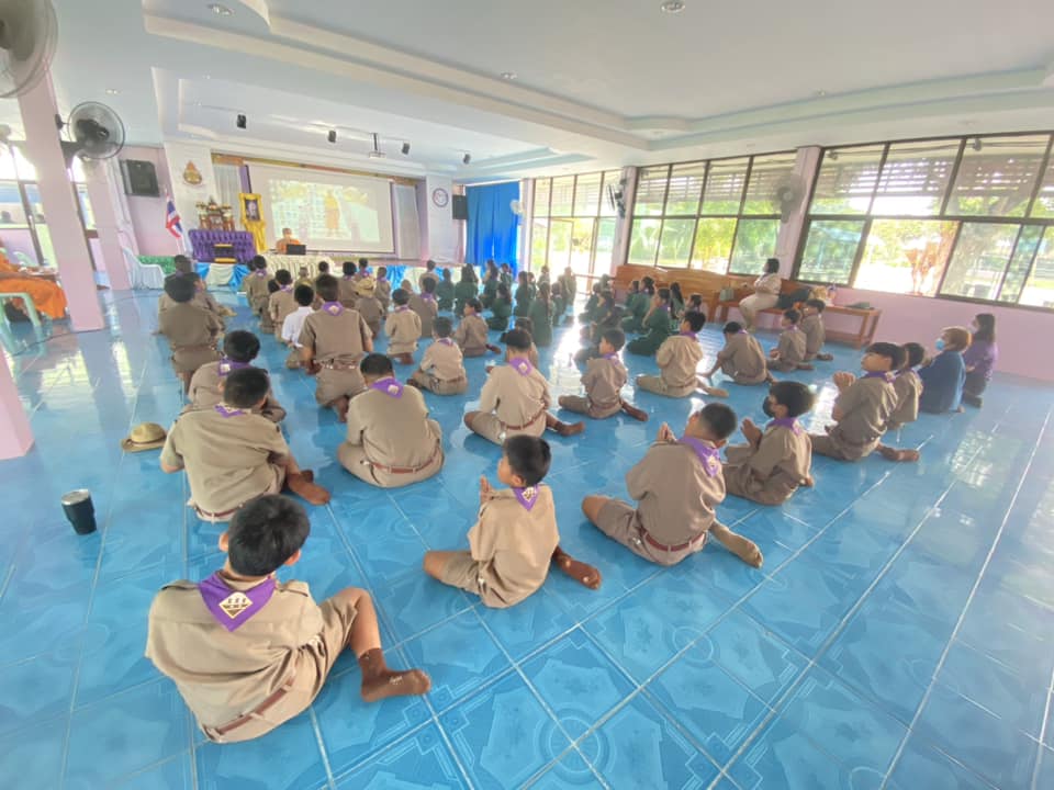 พระอาจารย์ศูนย์ปฏิบัติธรรมกำแพงเพชร สอนศีลธรรมแก่นักเรียน รร.บ้านโพธิ์พัฒนา