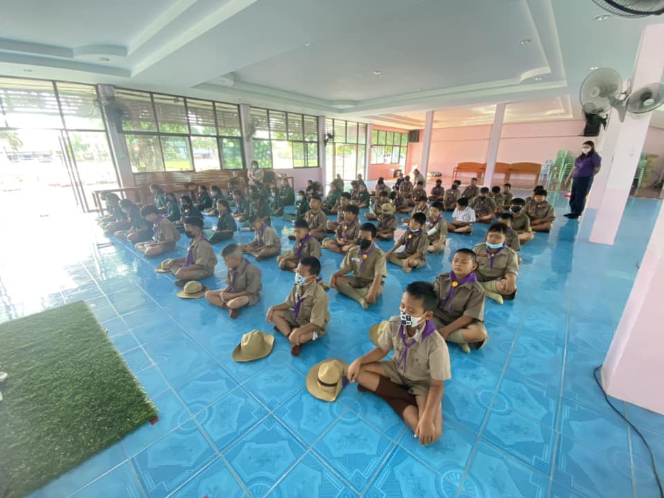 พระอาจารย์ศูนย์ปฏิบัติธรรมกำแพงเพชร สอนศีลธรรมแก่นักเรียน รร.บ้านโพธิ์พัฒนา
