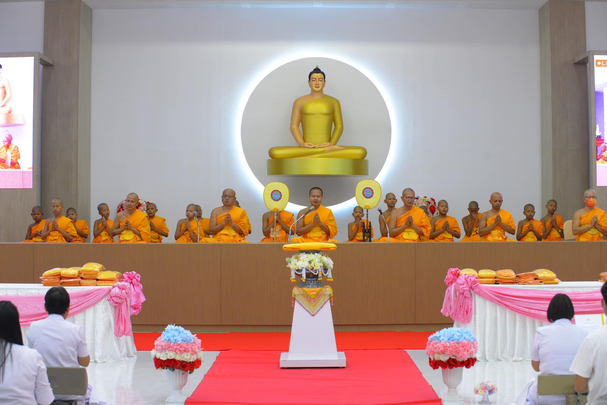 พิธีถวายสังฆทาน 85 รูป และพิธีทอดผ้าป่ายกช่อฟ้าดวงแก้ว วิหารพระมงคลเทพมุนี สด จนฺทสโร