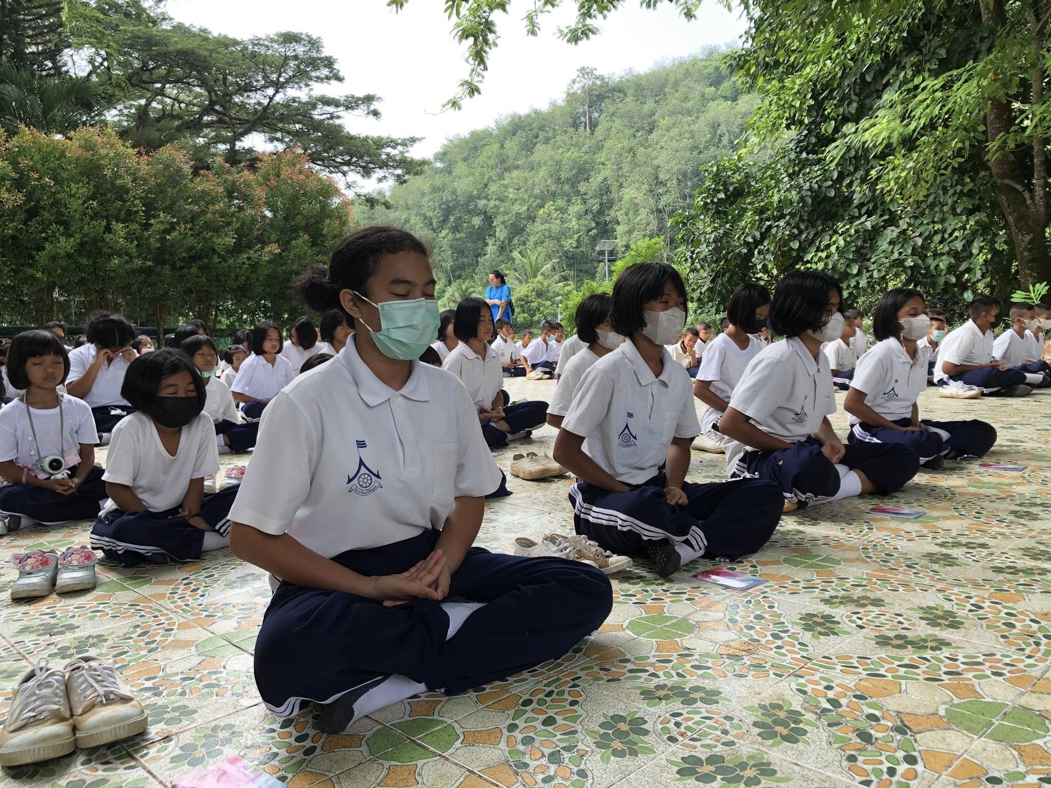 นักเรียนโรงเรียนไทยรัฐวิทยา 94 ร่วมสวดธัมมจักกัปปวัตตนสูตร