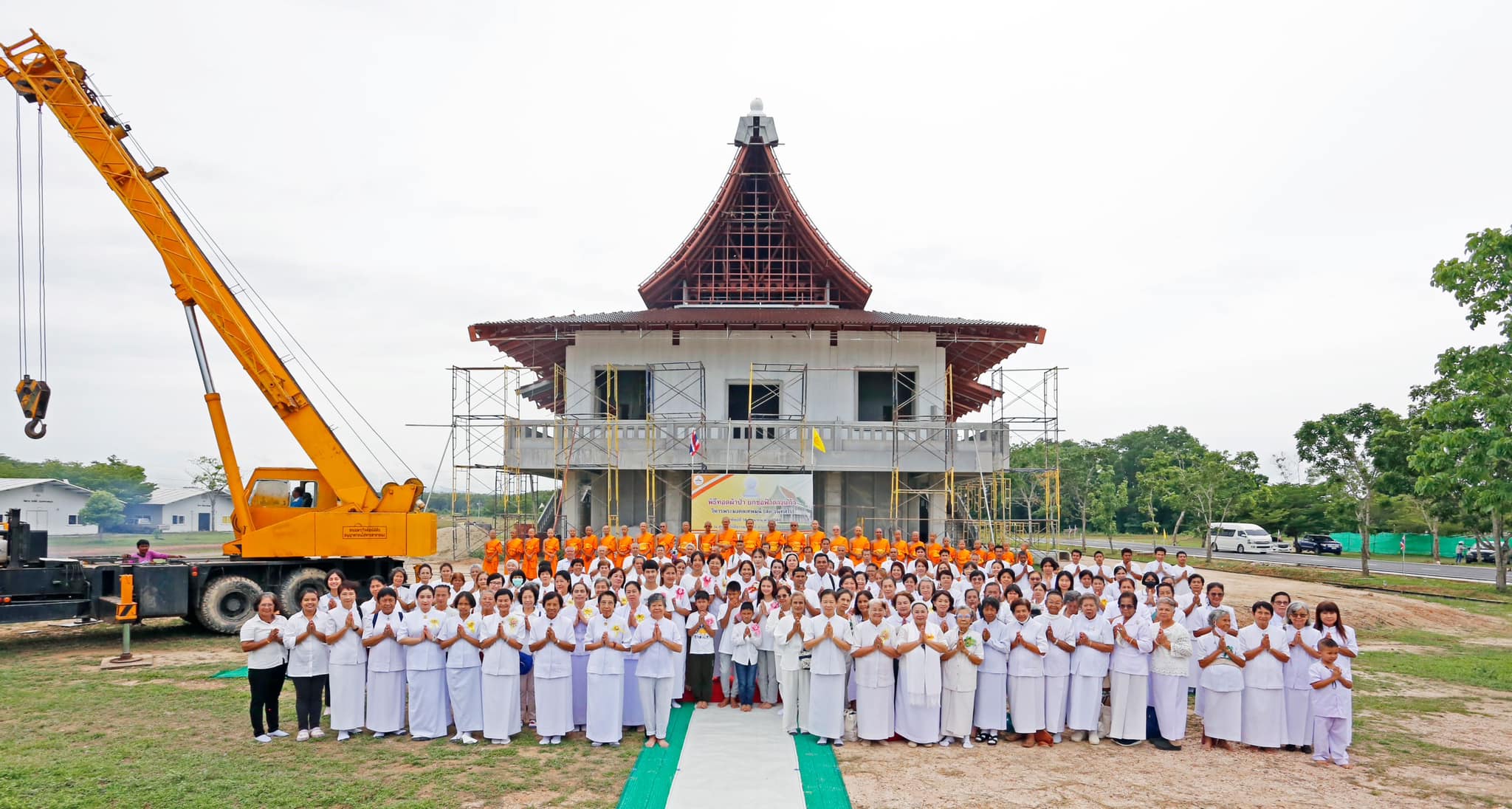 พิธีถวายสังฆทาน 85 รูป และพิธีทอดผ้าป่ายกช่อฟ้าดวงแก้ว วิหารพระมงคลเทพมุนี สด จนฺทสโร