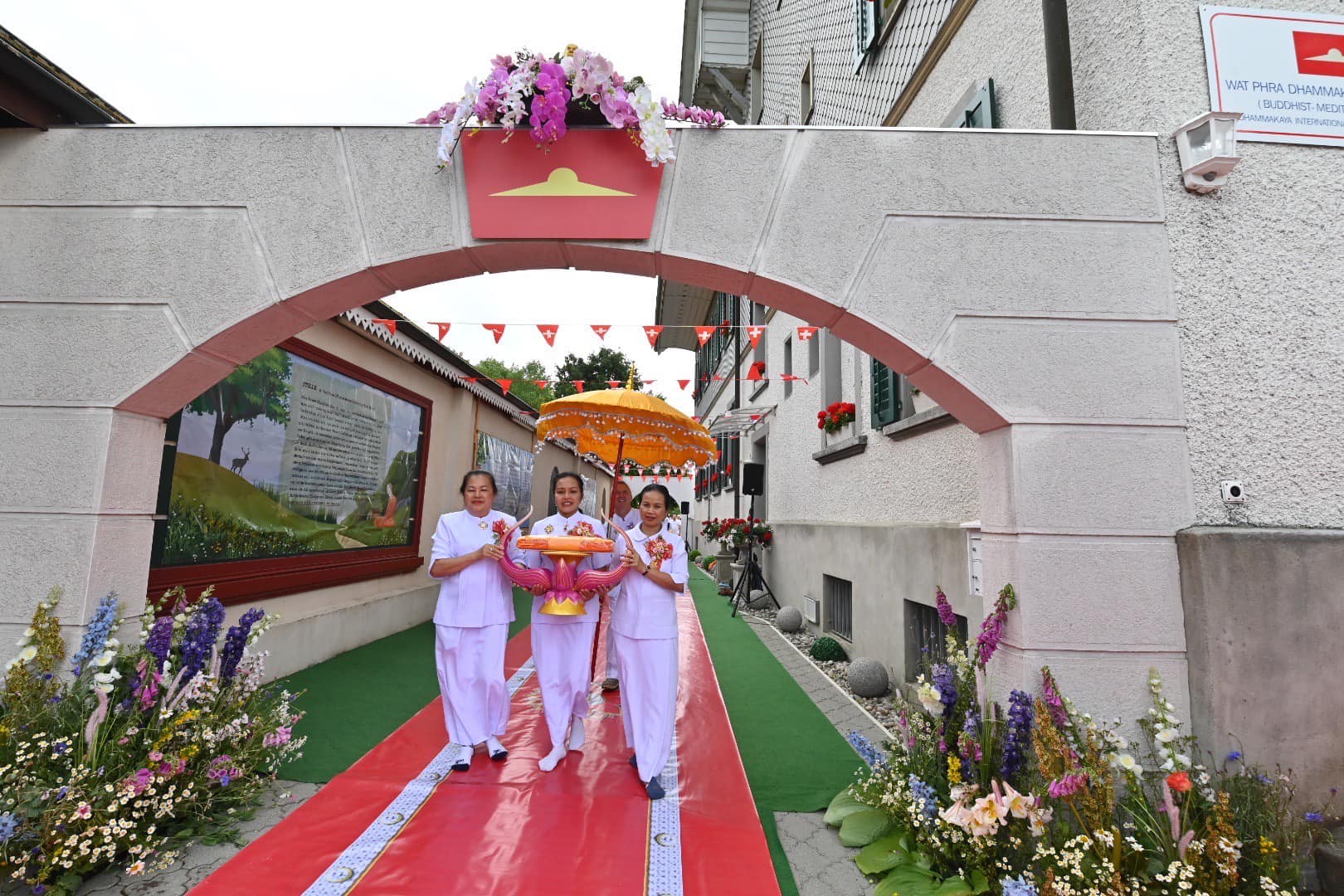 วัดพระธรรมกายสวิตเซอร์แลนด์ จัดพิธีทอดผ้าป่าครบรอบ 11 ปี