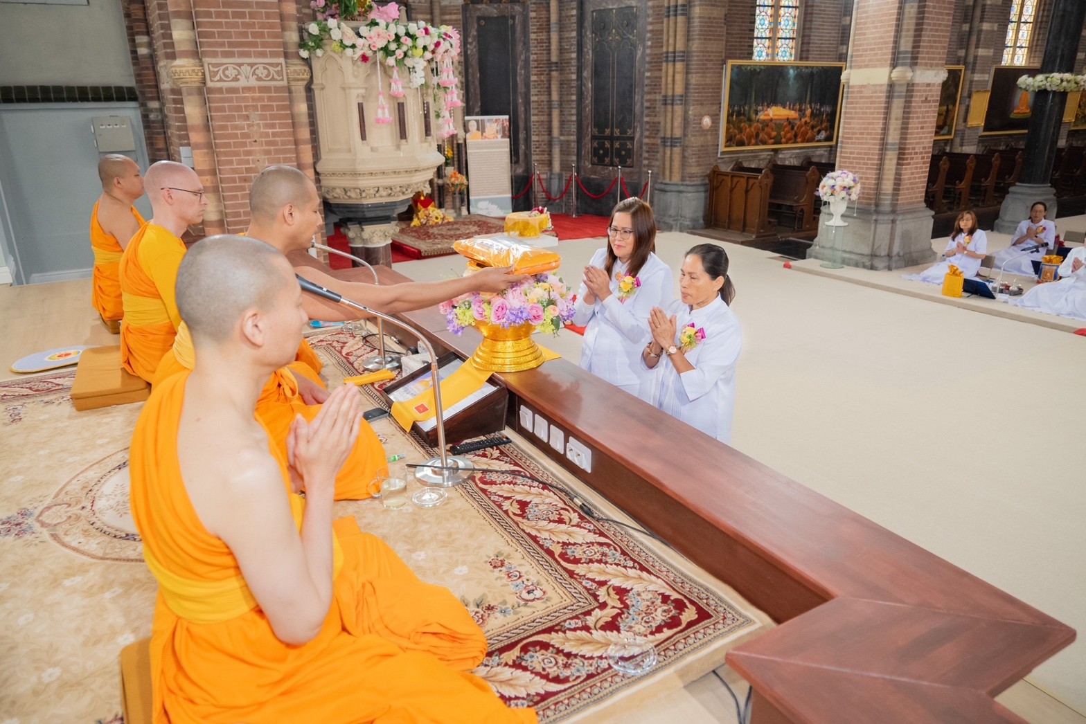 วัดพระธรรมกายเนเธอร์แลนด์ จัดพิธีบูชาข้าวพระ