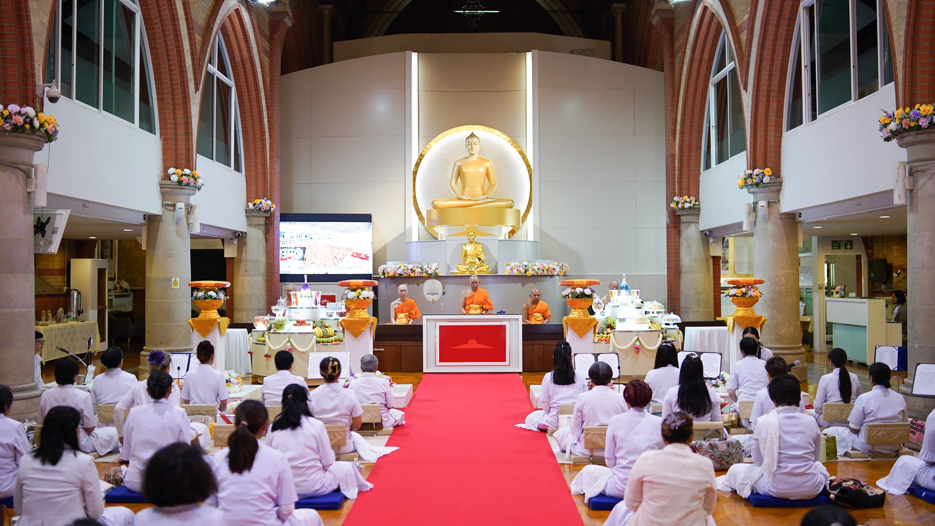 วัดพระธรรมกายลอนดอน จัดพิธีบูชาข้าวพระ