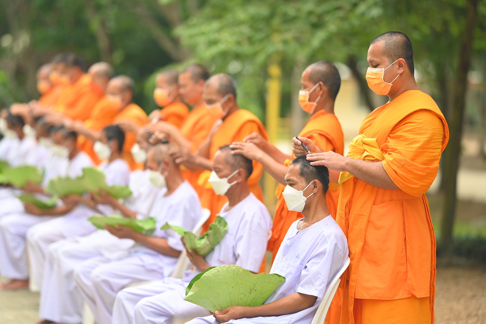 ศูนย์ปฏิบัติธรรมพนมสารคาม เพชรตะวัน จัดพิธีตัดปอยผม รุ่นเข้าพรรษา