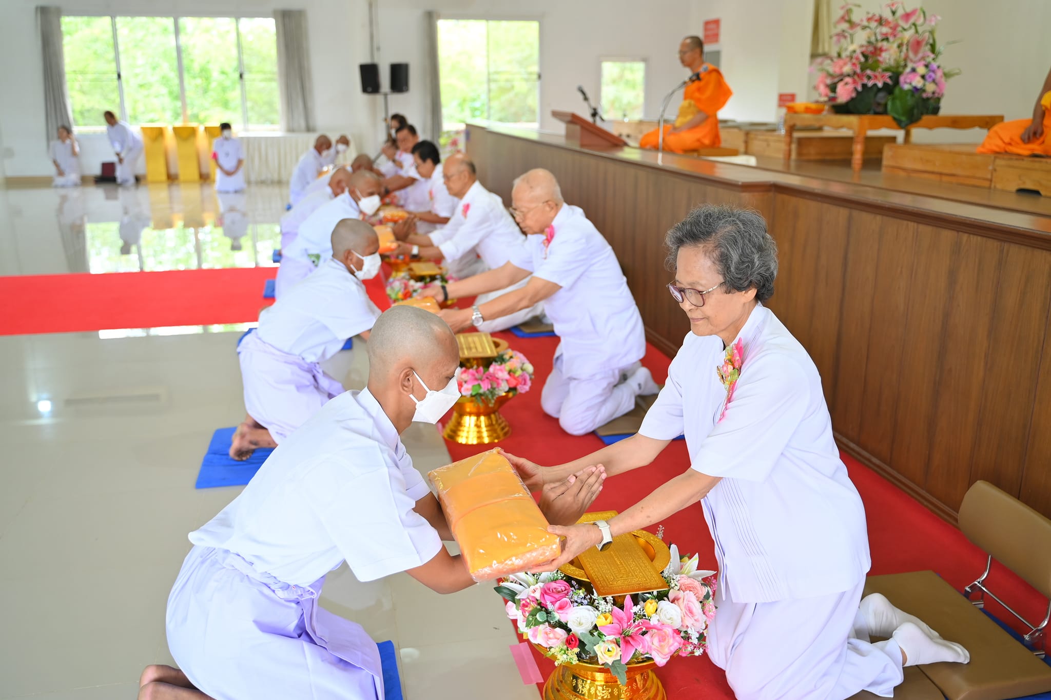 ศูนย์ปฏิบัติธรรมพนมสารคาม เพชรตะวัน จัดพิธีตัดปอยผม รุ่นเข้าพรรษา
