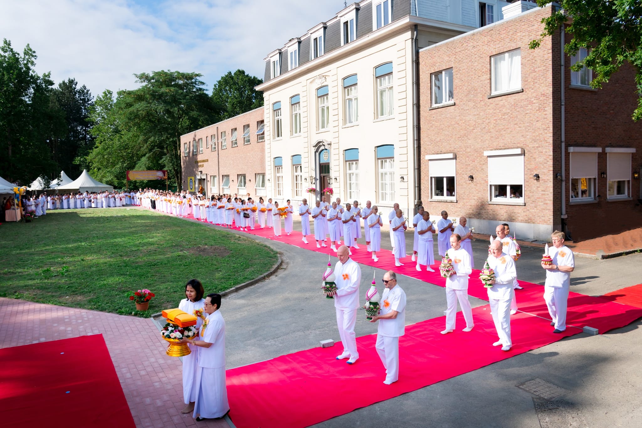วัดพระธรรมกายในทวีปยุโรป จัดอุปสมบทนานาชาติ 9 ประเทศ