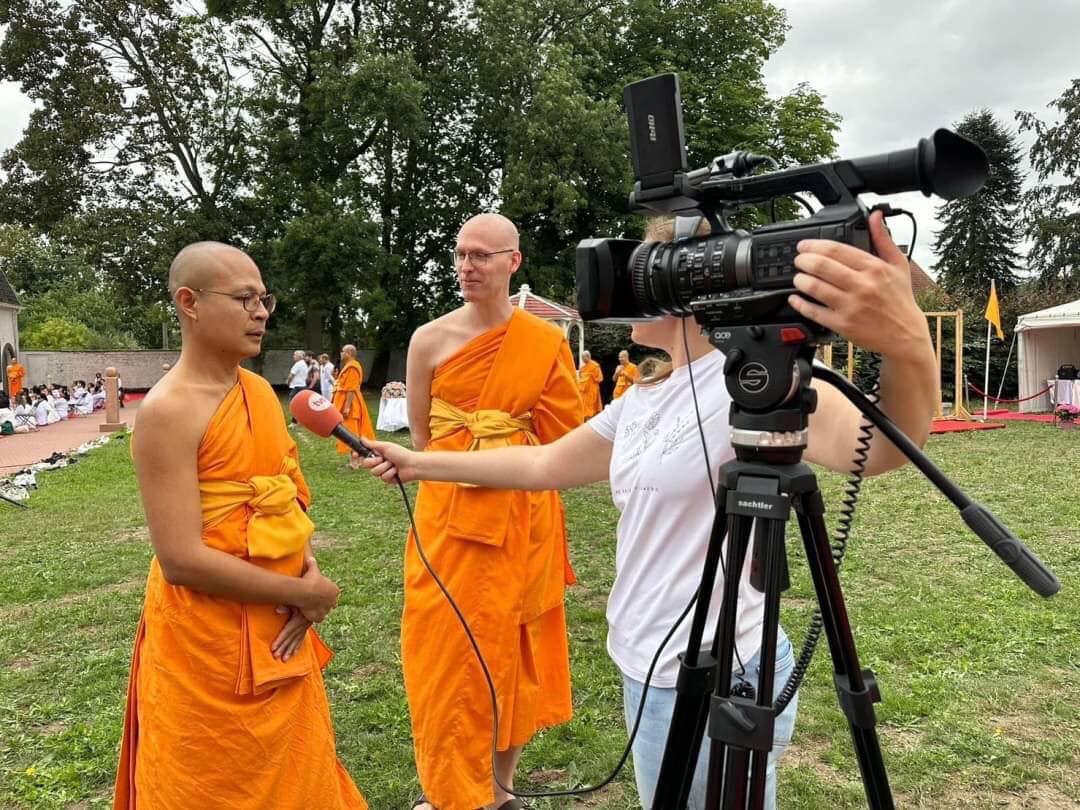 สื่อท้องถิ่นเบลเยี่ยมเสนอข่าวบวชพระ ณ วัดพระธรรมกายเบเนลักซ์