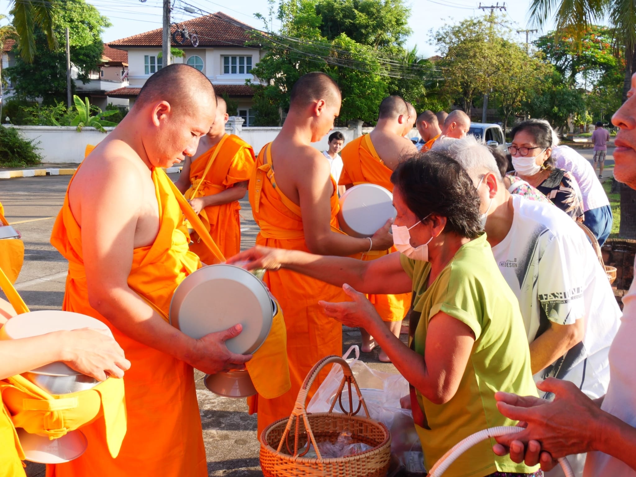 พระธรรมทายาทรุ่นบูชาธรรมมหาปูชนียาจารย์ ออกบิณฑบาต ณ ชุมชนหมู่บ้านแลนด์แอนด์เฮ้าส์ แม่โจ้