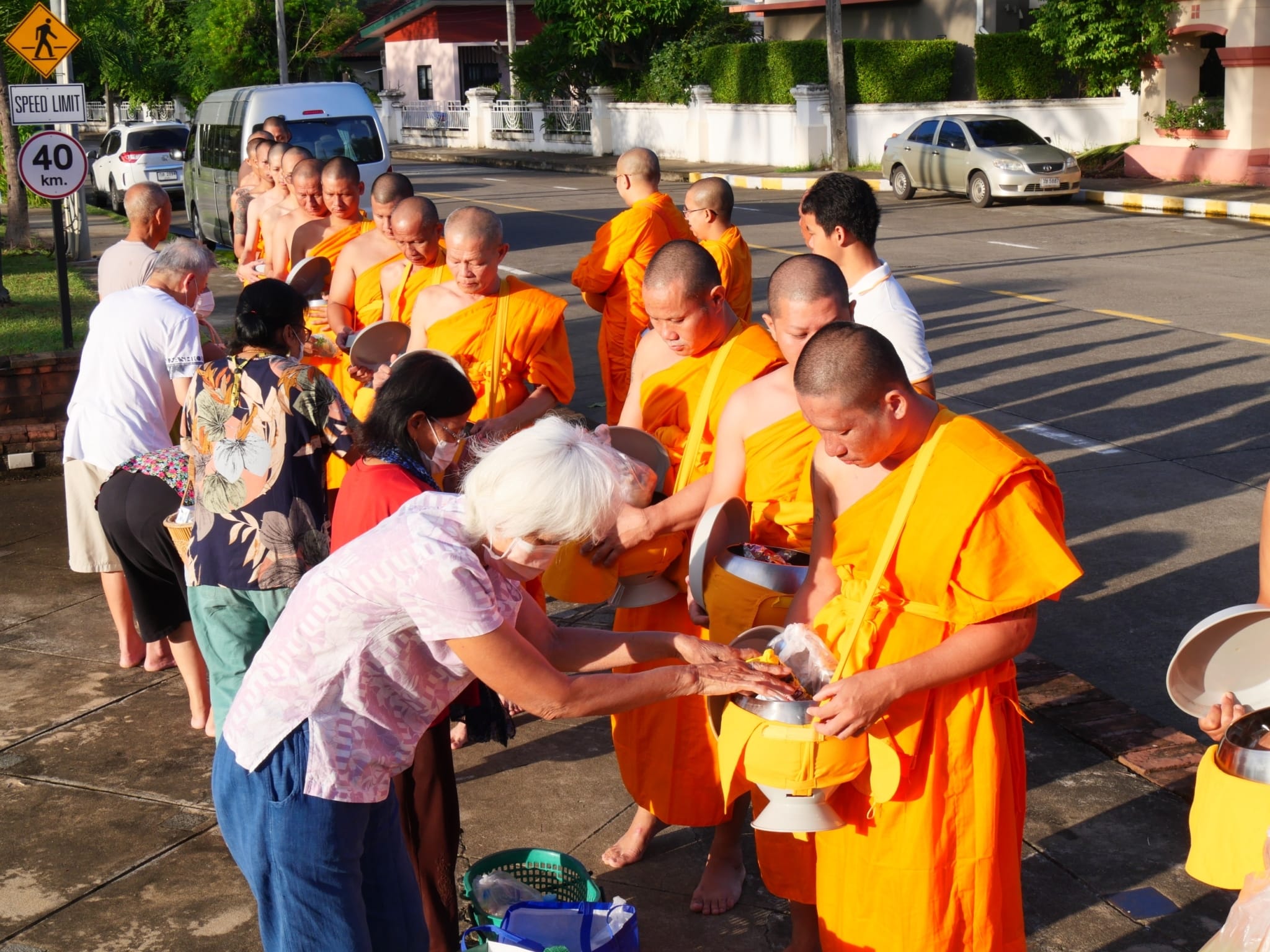 พระธรรมทายาทรุ่นบูชาธรรมมหาปูชนียาจารย์ ออกบิณฑบาต ณ ชุมชนหมู่บ้านแลนด์แอนด์เฮ้าส์ แม่โจ้